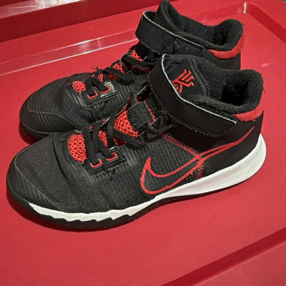 Nike Boys Kyrie Flytrap 4 Black With Red Basketball Shoes Sneaker Sz 2.5 Y